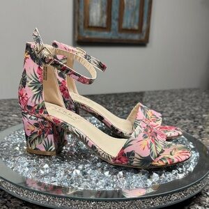 Serra memory foam Pink Floral Heels NWOT 38 or 7